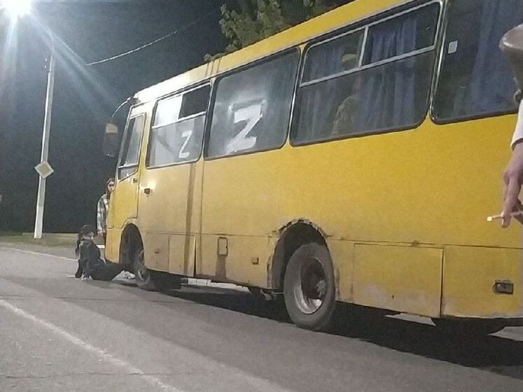 В окупованому Алчевську жінка лягла під Z-автобус із мобілізованими. Відео