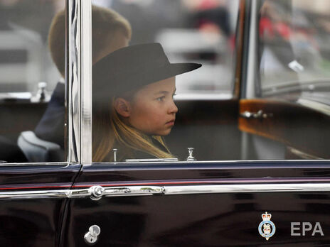 Семирічна принцеса Шарлотта розплакалася на похороні Єлизавети II. Відео