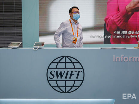 Російські банки почали від'єднувати від SWIFT у березні