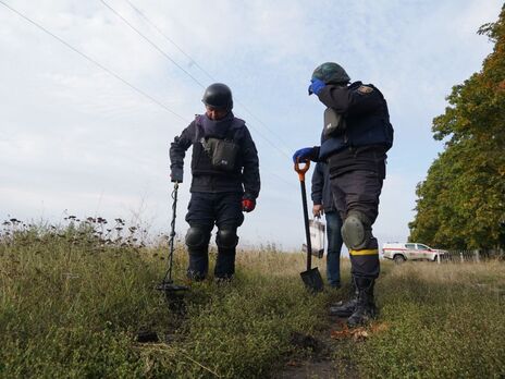 Пиротехники ГСЧС проверяют деоккупированные территории, на которых после россиян осталось множество мин
