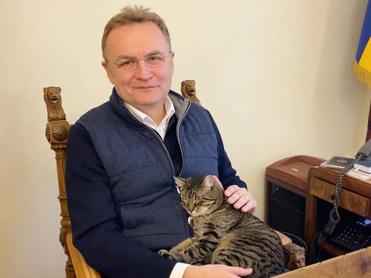 Кіт Левчик, який мешкає у мерії Львова, пройшовся по столу Садового і посидів на його кріслі. Відео