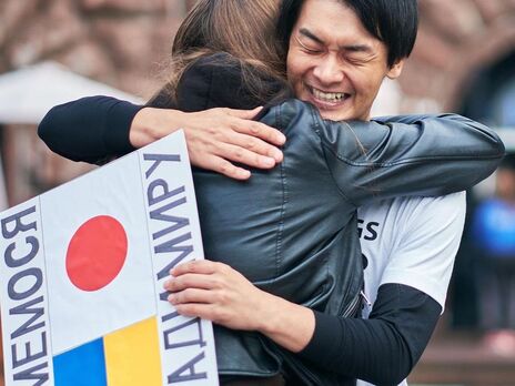 Японский блогер ежедневно проводит в центре Киева акцию 