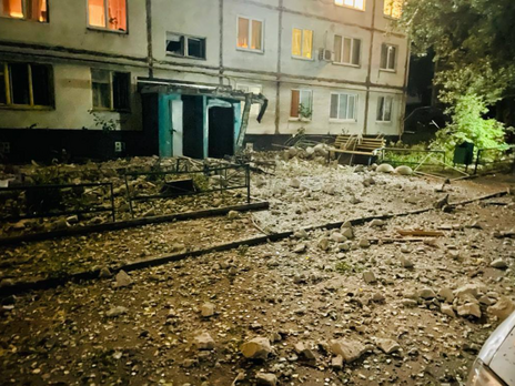 За даними Терехова, внаслідок обстрілу в житлових будинках зруйновано дахи, верхні поверхи і сходові клітки
