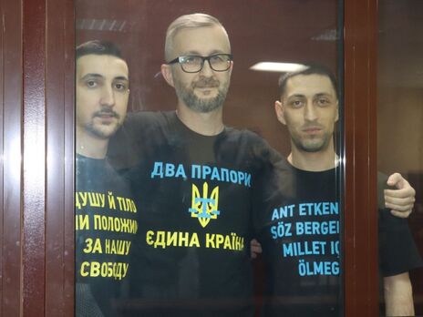 Джелялов (в центре) и братья Ахтемовы получили в оккупационном суде от 13 до 17 лет в колонии строгого режима