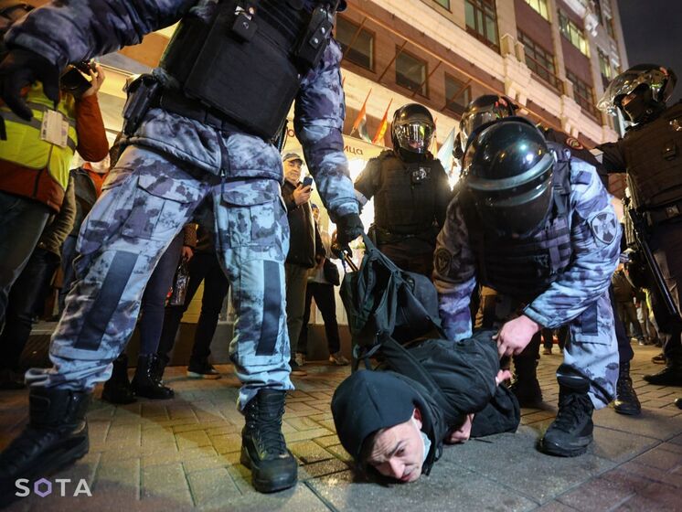 На протестах проти мобілізації в РФ затримали понад 1300 людей. ЗМІ пишуть, що деяким вручають повістки