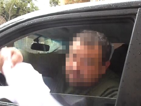 Нардепу Кузьміних вручили обвинувальний акт. Він викинув документ із вікна автомобіля. Відео