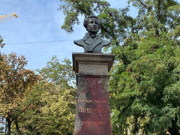 У Харкові пам'ятник Пушкіну облили "кров'ю". У серпні активісти пропонували знести його в межах дерусифікації