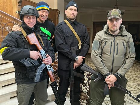Після нападу РФ у 2022 році Усик (другий праворуч) вступив у територіальну оборону
