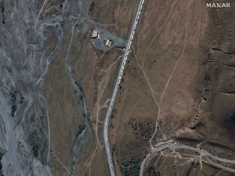 Maxar опубликовала спутниковое фото пробок на границе России с Грузией