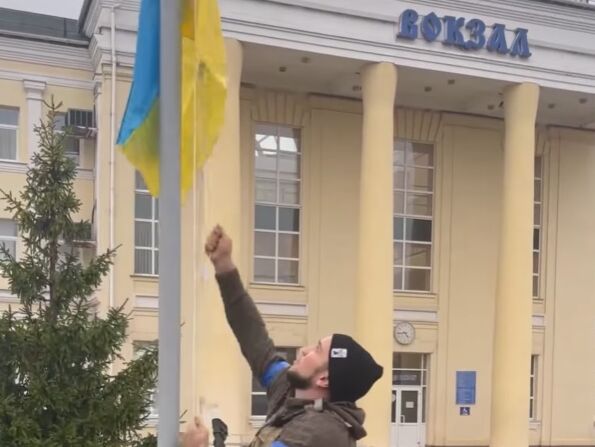 У звільненому Куп'янську-Вузловому підняли прапор України. Відео
