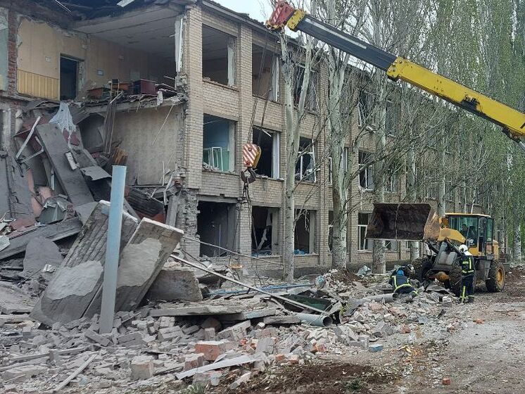 Под завалами школы в Николаевке Донецкой области нашли погибшую женщину