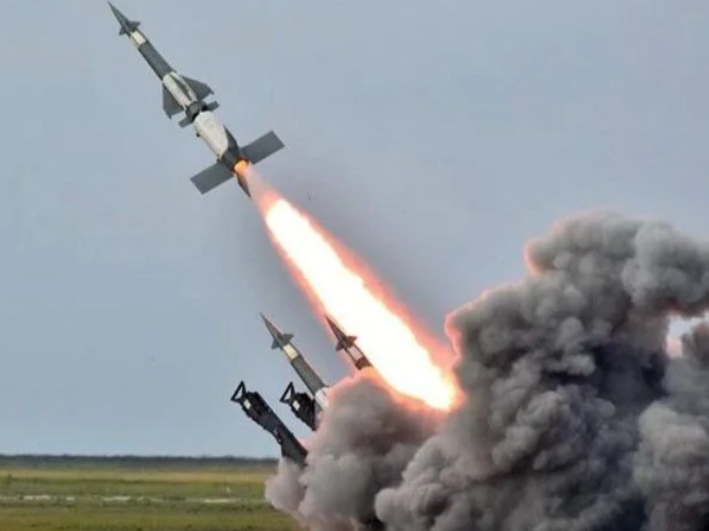 "В каждый город не долетело как минимум по две ракеты". Украинская ПВО отразила ракетный удар по Запорожью и Днепру, сбиты четыре из пяти Х-59