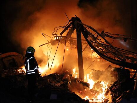Рятувальники з ночі працюють на місцях прильотів у Дніпрі й з'ясовують масштаби руйнувань