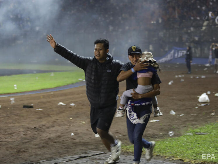 В Індонезії внаслідок тисняви та заворушень на футбольному матчі загинуло 130 людей