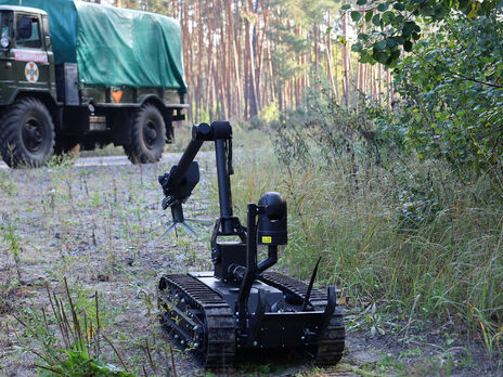 Робот помогает обезвреживать взрывоопасные предметы