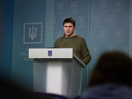 Подоляк заявил, что РФ отмечает выдуманные победы над несуществующими врагами
