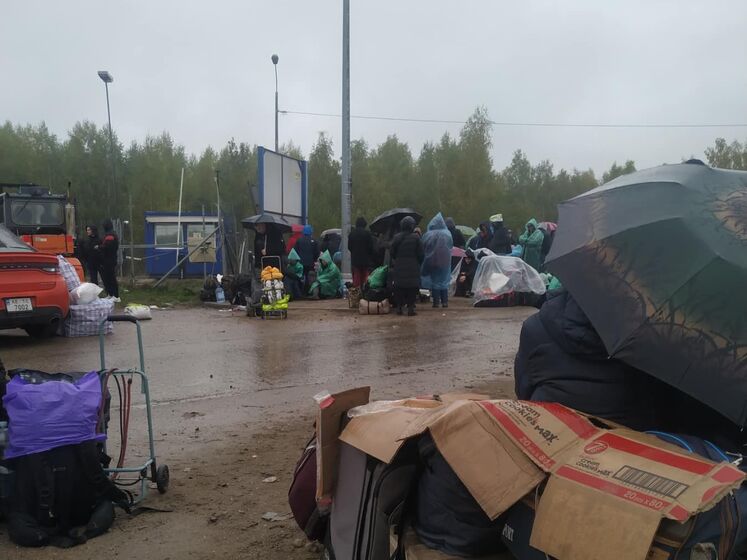 На границе РФ с ЕС – огромные очереди из украинских беженцев. Их держат под открытым небом без еды и воды, прогоняя через фильтрацию