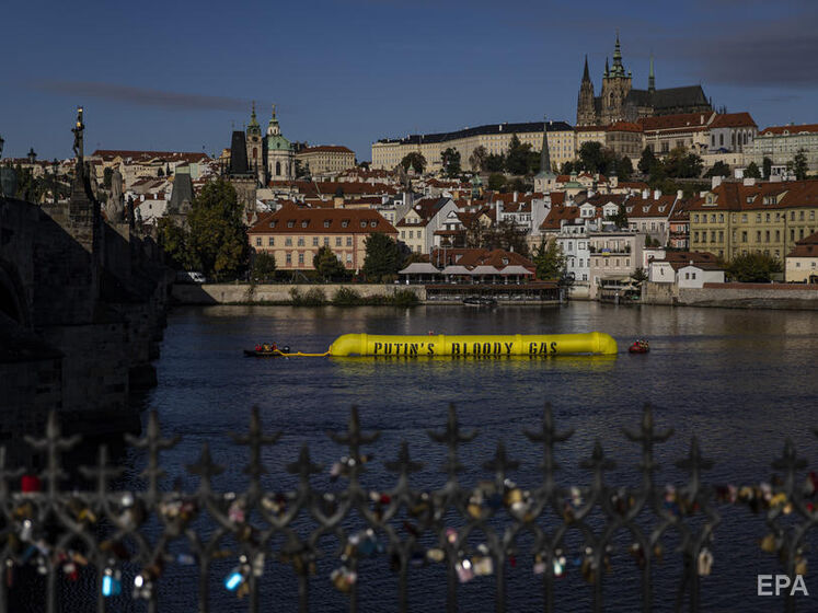 "Газ крові Путіна". У річці у центрі Праги розгорнули надувний газопровід