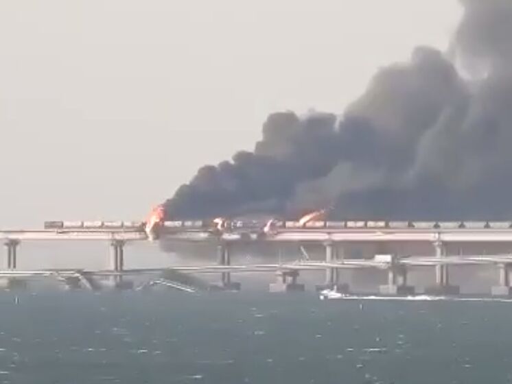 "Що далі за списком, росіяни?" Міноборони України відреагувало на пожежу та обвалення конструкцій Кримського мосту