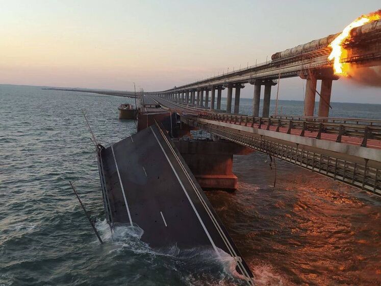 Рух Кримським мостом після пожежі закрили, окупанти готуються до запуску порома