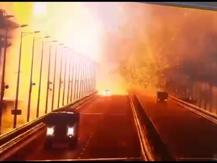 Окупанти заявили, що на Кримському мосту вибухнула вантажівка. У Кремлі не можуть спрогнозувати, коли міст відновлять