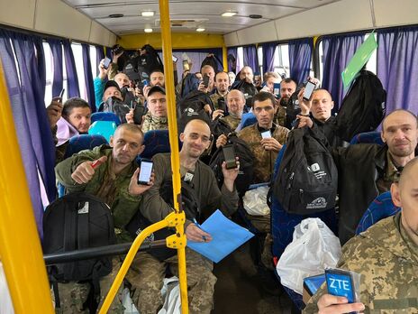 Домой возвращаются 32 защитника Украины