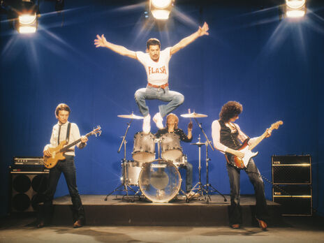 Queen випустила пісню Face It Alone, яку записали 34 роки тому за участю Фредді Мерк'юрі і вважали загубленою. Відео