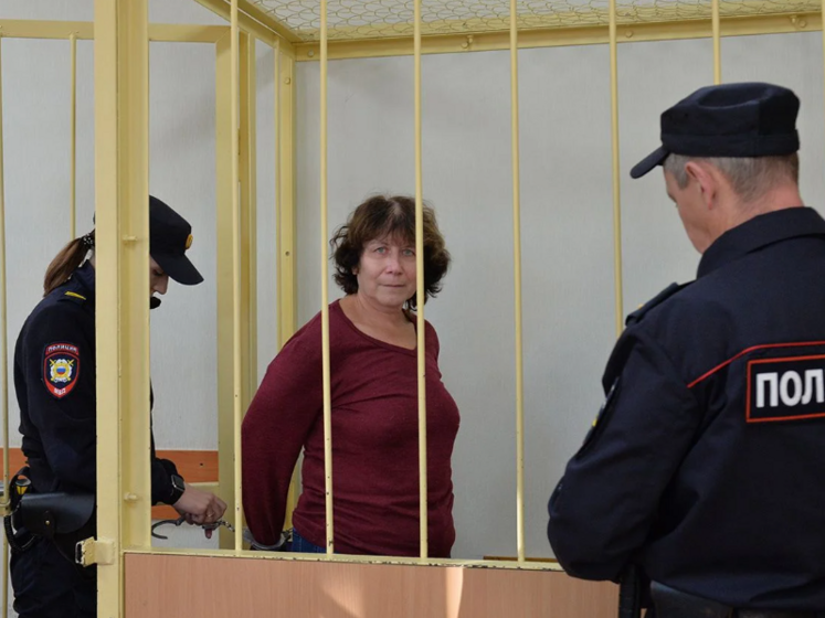 Росіянку посадили під домашній арешт через записку на могилі батьків Путіна: "Заберіть його до себе. Ви виростили виродка та вбивцю"