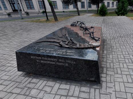 Монумент жертвам Голодомору прибрали за допомогою крана