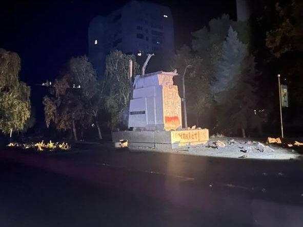 В Николаеве взорвали памятник чекистам. Ранее возле него произошел конфликт между "Народним рухом" и ветеранами МВД
