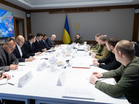 Украина точно знает, как победить в войне, которую против нее 24 февраля начала Россия, отметил Ермак (по центру)