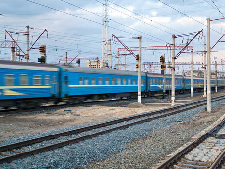Через російські атаки низка поїздів затримується – 