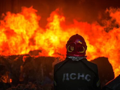 Рятувальники гасять пожежу, що виникла після вибухів