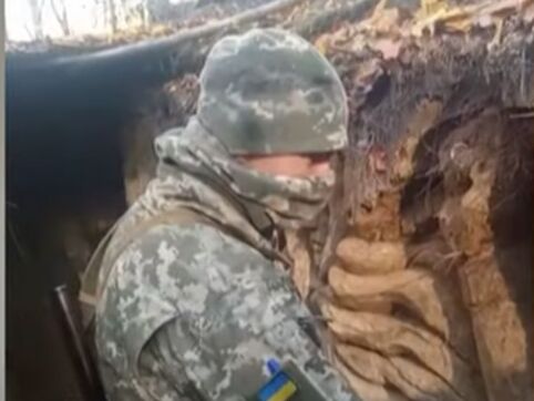 Украинский защитник в окопе с помощью подручных материалов вытесал скульптуру. Видео стало вирусным в сети