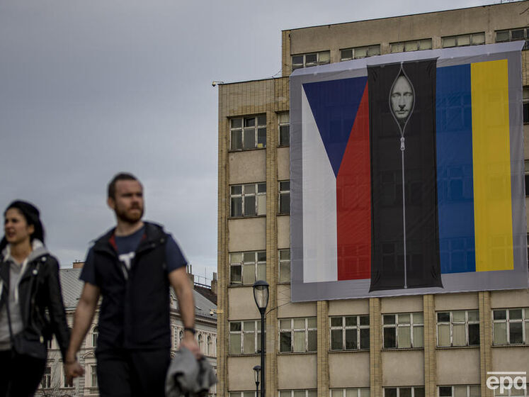 В Чехии на здании МВД появился баннер с Путиным в мешке для трупов