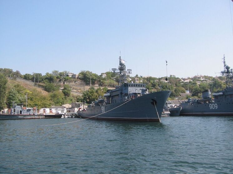 В минобороны РФ заявили об "атаке беспилотников" в Севастополе и поврежденном корабле "Иван Голубец". Подоляк посоветовал оккупантам "не паниковать"