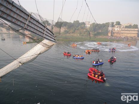 Кількість загиблих унаслідок обвалення мосту в Індії зросла до 134 людей. Момент трагедії потрапив на відео