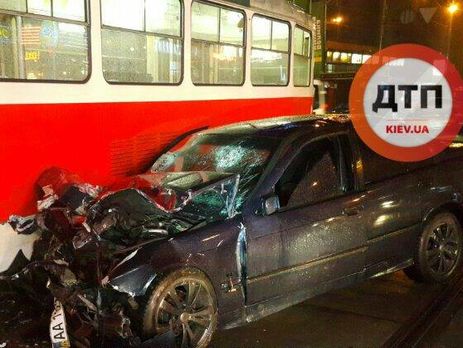В Киеве автомобиль BMW врезался в трамвай