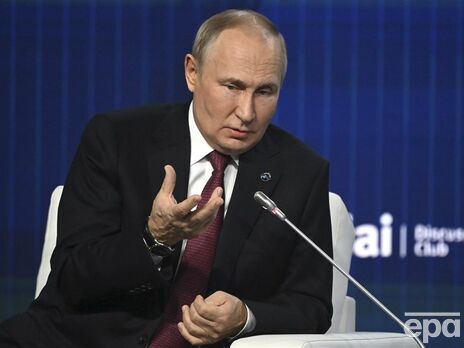На відео й фото виступу Путіна на Валдайському форумі видно здуті жили і плями на руці