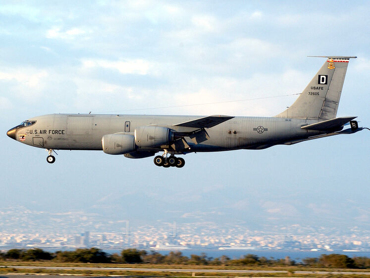 Американский военный самолет "нарисовал" пенис в небе рядом с российской авиабазой &ndash; La Repubblica