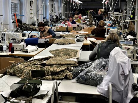 Отправка в Украину первой партии зимней одежды, которая делается по стандартам НАТО, планируется "в ближайшее время", отметил посол в Латвии