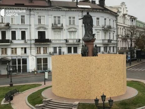 Памятник Екатерине ІІ в Одессе заградили деревянными щитами, большинство горожан проголосовали за его демонтаж
