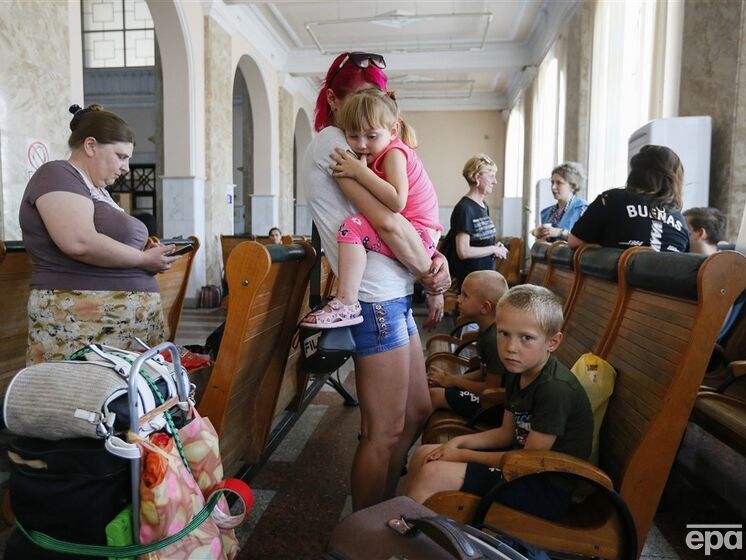 В государственных и коммунальных учреждениях Украины бесплатно размещаются 150 тыс. переселенцев – Шмыгаль