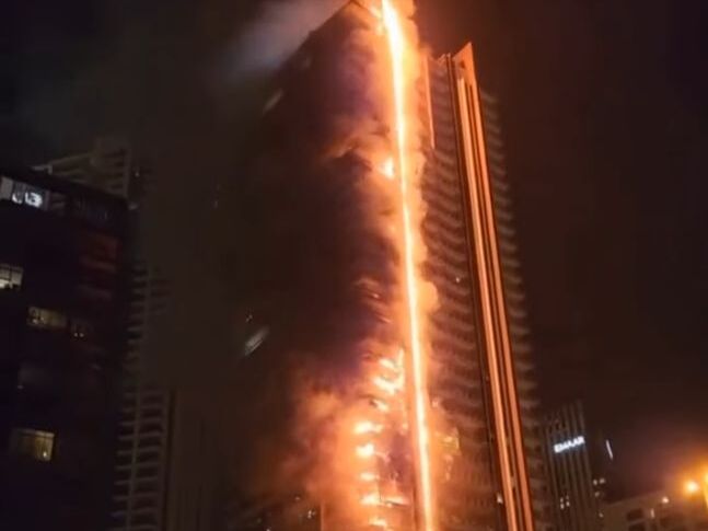 У Дубаї спалахнула сильна пожежа у хмарочосі. Відео