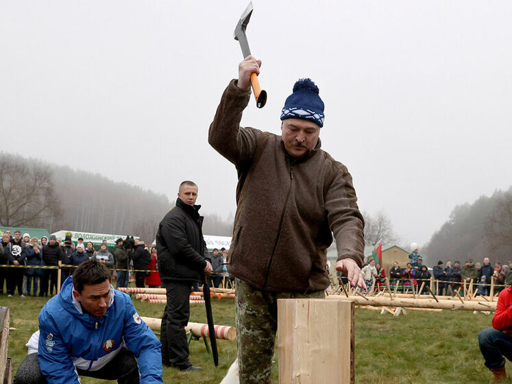 Лукашенко порубил дрова на чемпионате по колке среди журналистов. В соцсетях отреагировали: Побеждает полено. Хороший навык, после приговора пригодится