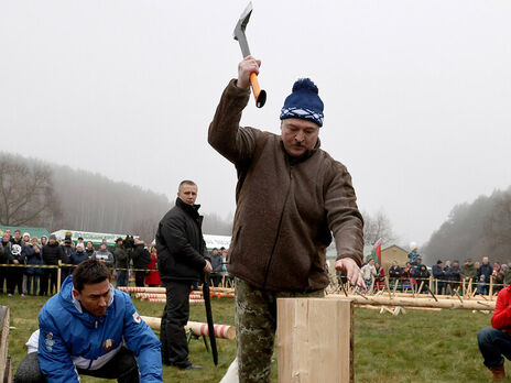 Лукашенко посетил чемпионат по колке дров среди журналистов