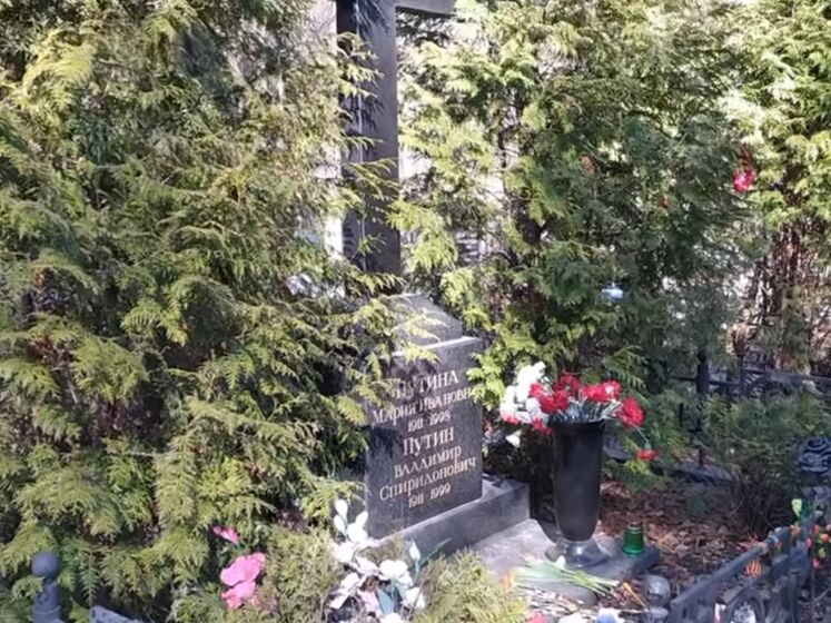 "Заберіть його до себе". Жінці, яка залишила записку на могилі батьків Путіна, заборонили відвідувати цвинтар
