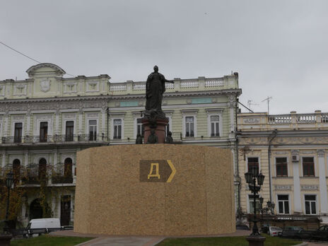 Навколо пам'ятника Катерині ІІ в Одесі спорудили огорожу