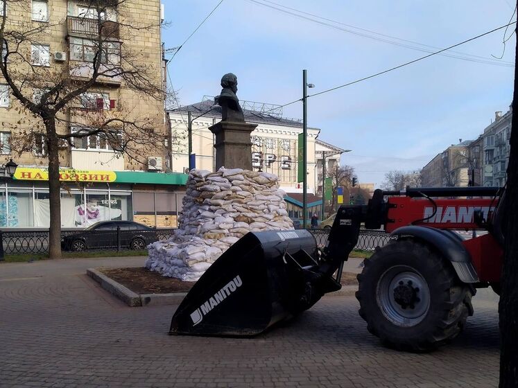 В Харькове памятник Пушкину обложили мешками с песком. Горсовет говорит, что это сделано по рекомендации УИНП