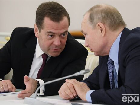 Медведев, по мнению политических комментаторов, хочет сменить Путина на посту президента